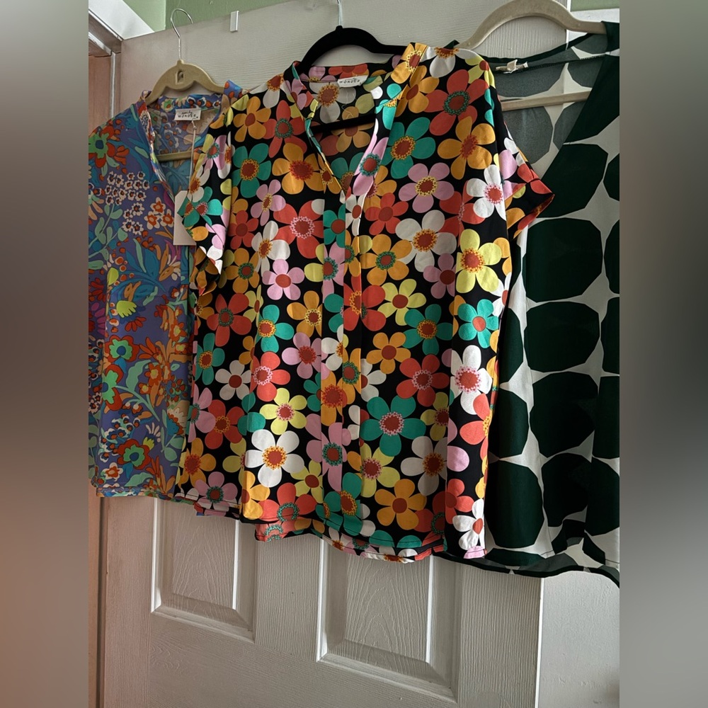 EUC  set of 3 tops med and large